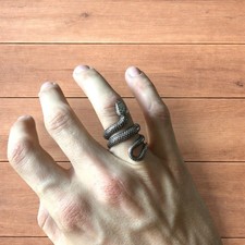 Lovely vintage style sterling silver snake ring in silver.