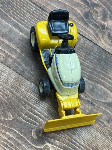 1/16 International Cub Cadet 3235 Lawn & Garden Tractor W/Attachments ERTL - Picture 6 of 11
