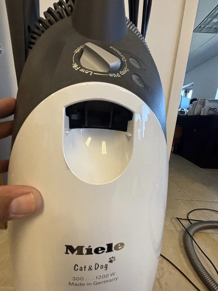 MIELE Dynamic U1 Cat Dog Upright Vacuum Cleaner w/ Attachments + Filter & Bags - Image 4 of 4