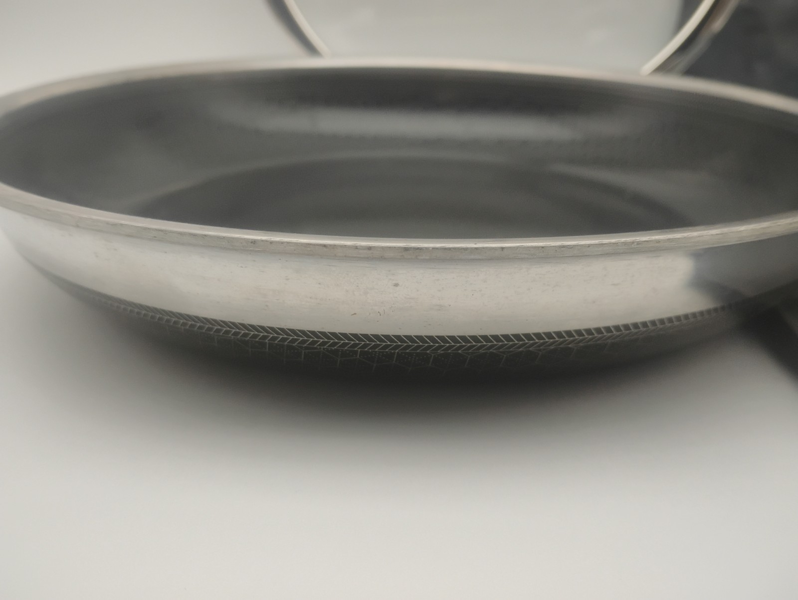 HEXCLAD 8" Hybrid Fry Pan Stainless Steel Non-Stick Frying Pan with Lid