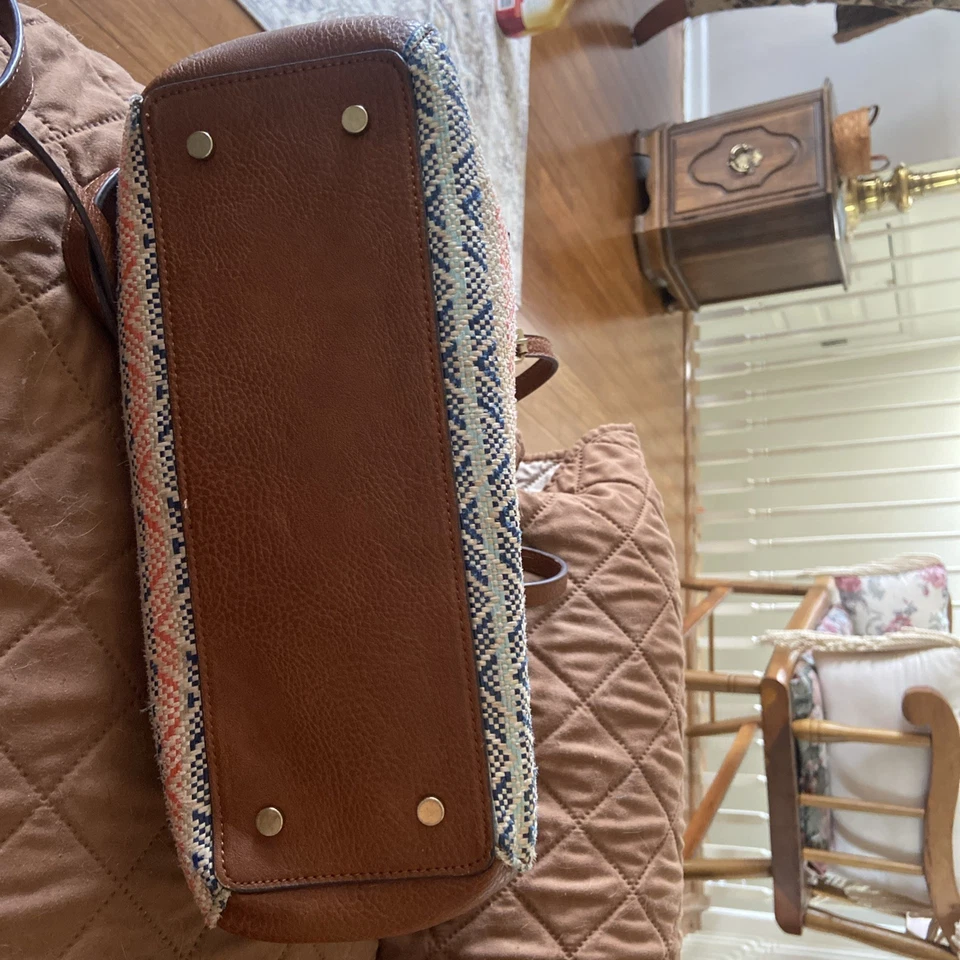 Сумочка Franco Sarto с тканым узором оранжевая, синяя, зеленая и желтовато-коричневая. - Изображение 4 из 4