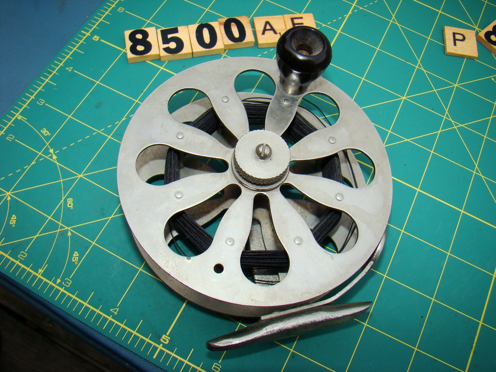 V8500 AF LARGE UNKNOWN UNUSUAL FISHING REEL