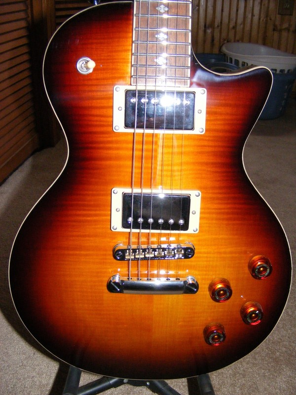 Xaviere XV-PRO 500, Flamed Maple top Sunburst finish, Locking Tuners, Hard Case