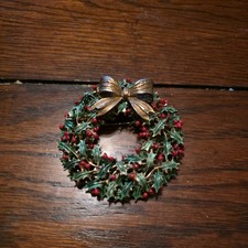 HUGE WEISS CHRISTMAS WREATH PIN - GREEN & RED ENAMEL (C904) 