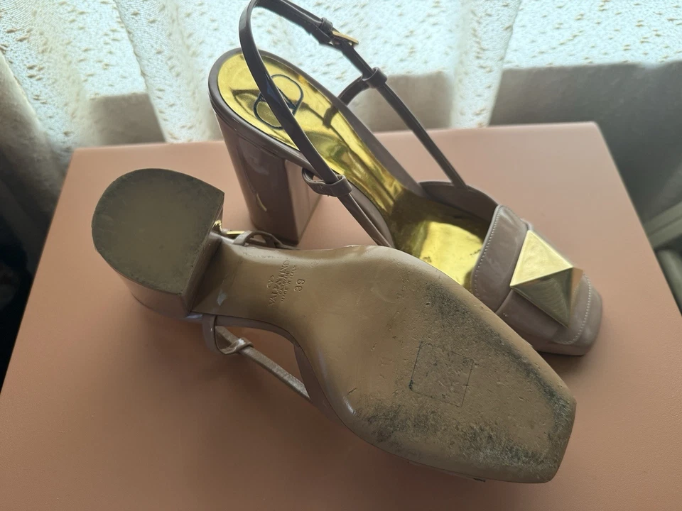 Zapatos de tacón alto Valentino Garavani Rockstud rosa polvoriento charol 39 Foto 2 de 3