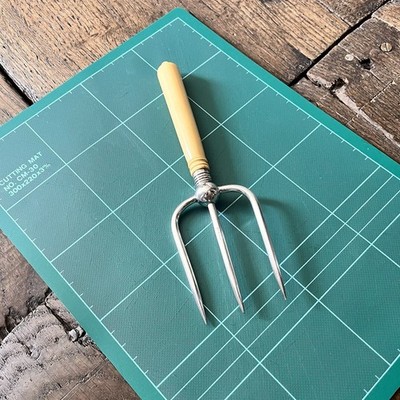 Antiker Silber Teller 3 Krappen & geriffelter Knochengriff Dreizack - Brot/Fleischgabel RAR