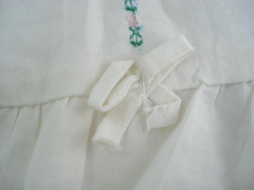 19C. ANTIQUE WHITE COTTON HAND EMBROIDERED CHILD DRESS - Picture 6 of 9