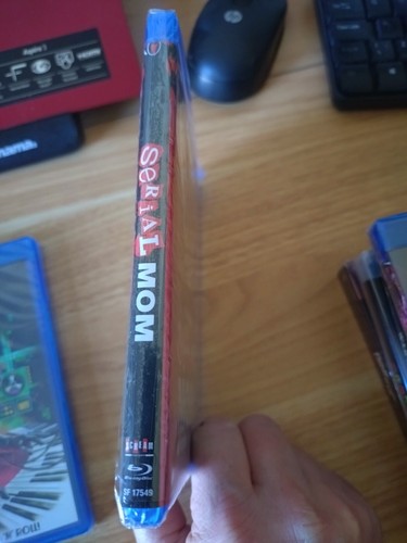 Serial Mom - US Blu-ray - Neu & Sealed - Scream Factory Collector's Edition - Bild 3 von 3