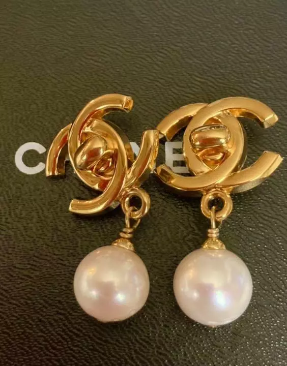 CHANEL 1996 Twist Lock Earrings Pearl Drop Gold Tone Vintage W/Box