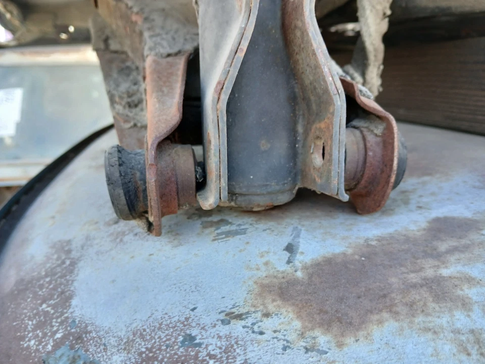 88 YUGO BRAZO DE CONTROL INFERIOR TRASERO DERECHO Foto 4 de 4