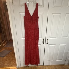 Xscape Women’s Size 14W Red Floral Lace V-Neck Sleeveless Long Gown Zip