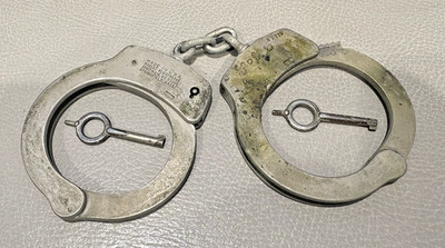 Vintage Smith & Wesson Handcuffs 97779 - w/ 2 keys -working