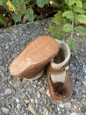 Nice pair of BB leather shoes size 10 and socks circa 1900