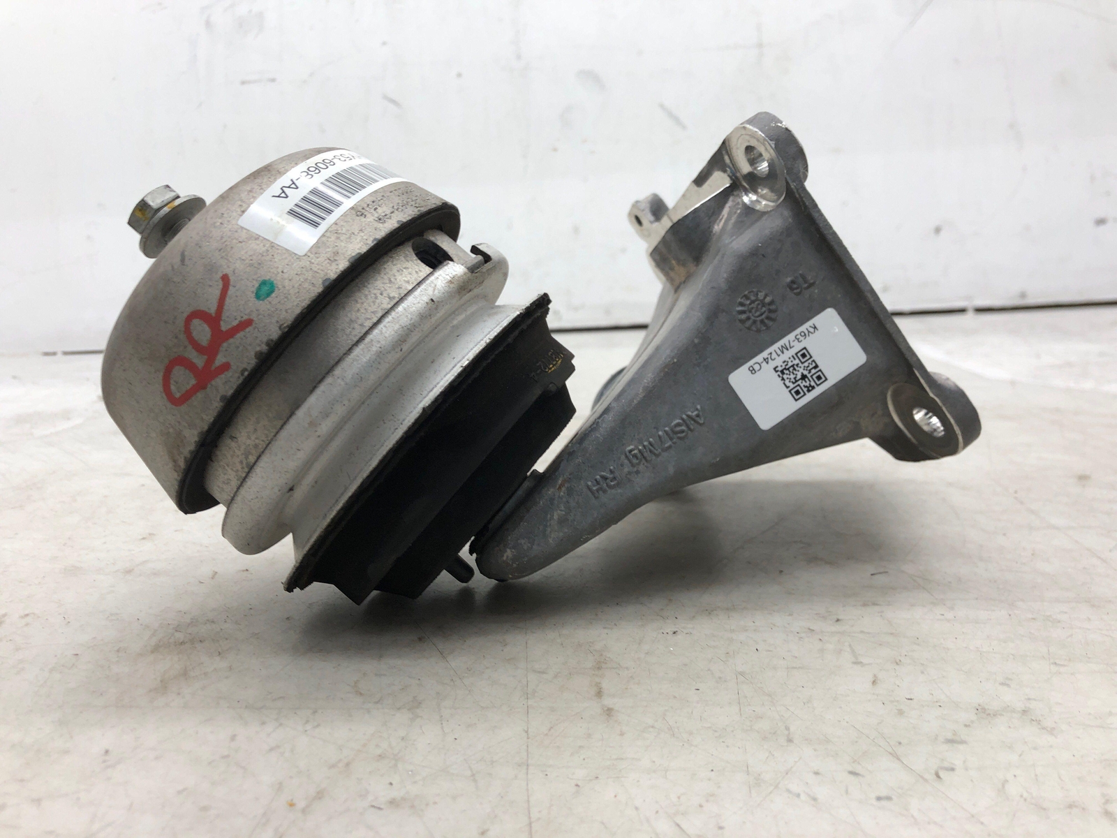2019-2023 ASTON MARTIN VANTAGE 4.0L RIGHT REAR TRANSMISSION MOUNT HY53-6068-AA