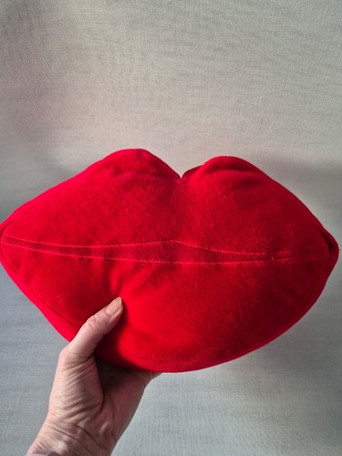 Lanzamiento de labios de San Valentín felpa roja almohada habitación esencial 13" x 8" decoración regalo - Imagen 3 de 3