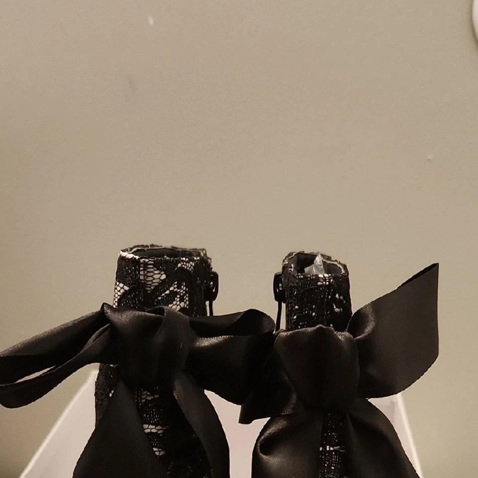 Ashro Lace Ankle Boots Women's 11 Black and White Bow Madonna NWT - Imagem 2 de 4