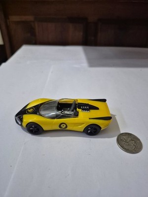 2008 Hot Wheels M4535 Racer X Road Plastic Car Yellow Black Speed Racer DRS3