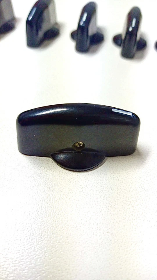 10 Vintage Audio Knobs. BAKELITE, complete with screws. - Image 3 of 4