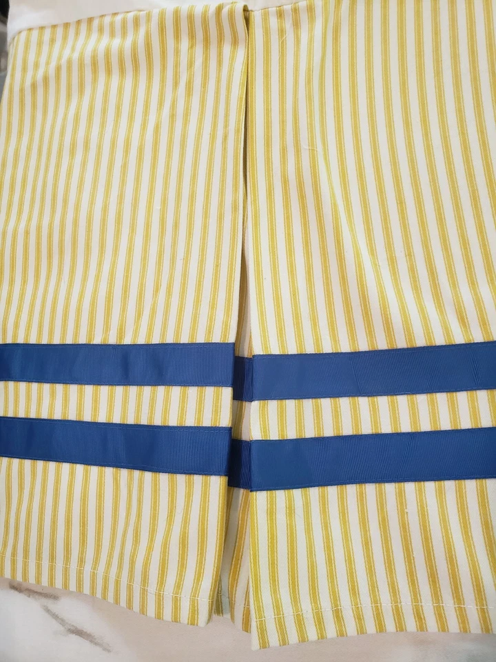 FALDA DE CAMA WAVERLY AMARILLA Y BLANCA RAYAS AZUL RIBETE QUEEN PLISADA ESQUINAS DIVIDIDAS Foto 4 de 4