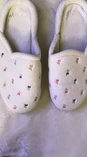 Women’s Isotoner Slippers Size 6.5-7M - Picture 4 of 15