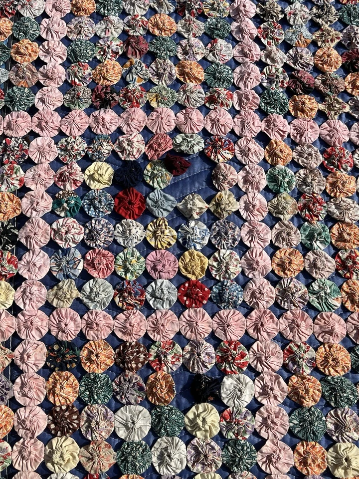 "Antiguo edredón Yo Yo años 30 telas de tela 100"" X 74"" patrón multicolor" Foto 3 de 4