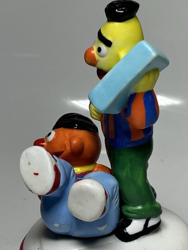 Caja de música giratoria de colección Sesame Street Bert & Ernie reproduce el tema de Sesame Street - Imagen 5 de 12