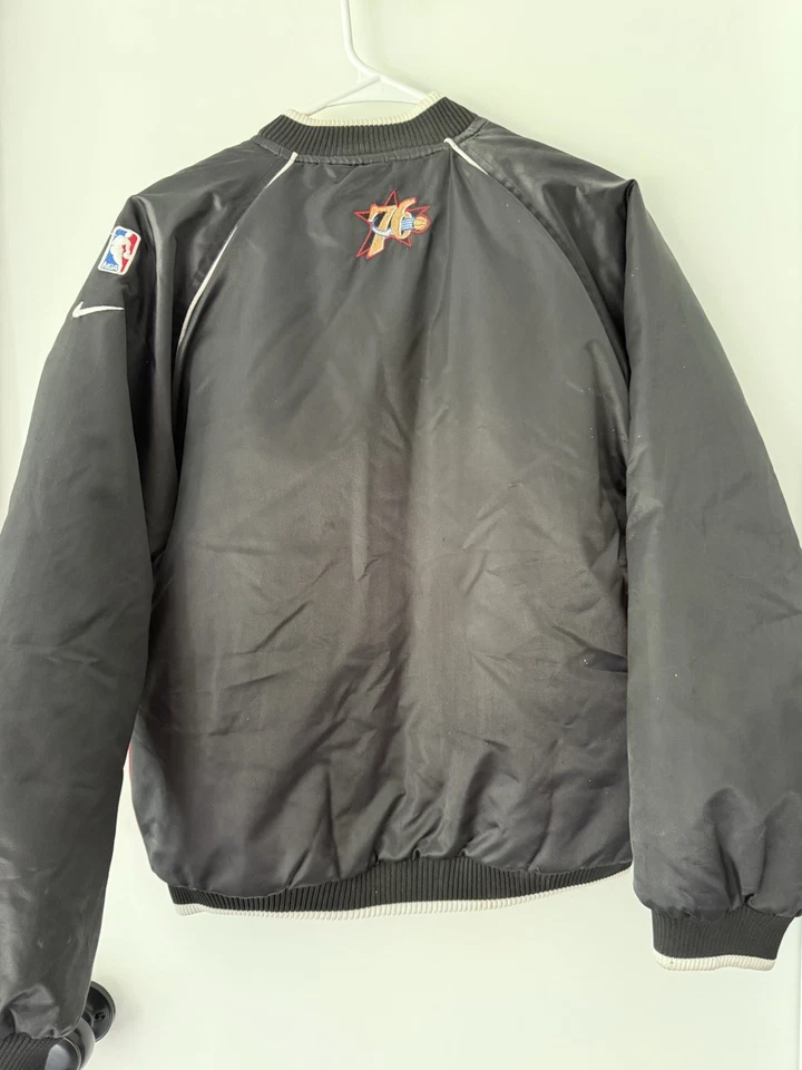 Chaqueta de bombardero vintage Nike Philadelphia 76ers Foto 3 de 4