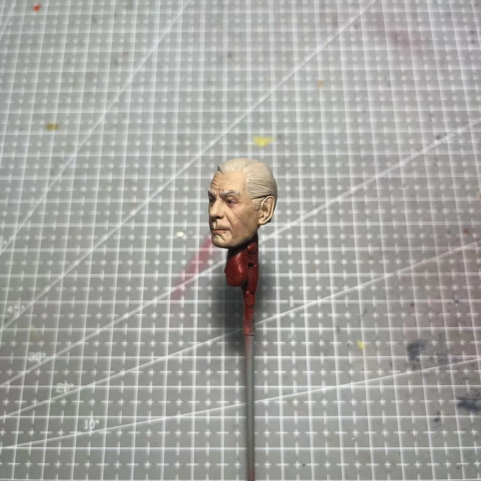 Figura de acción Mcfarlane tallada cabeza Michael Gough pintada 1/12 Foto 3 de 4