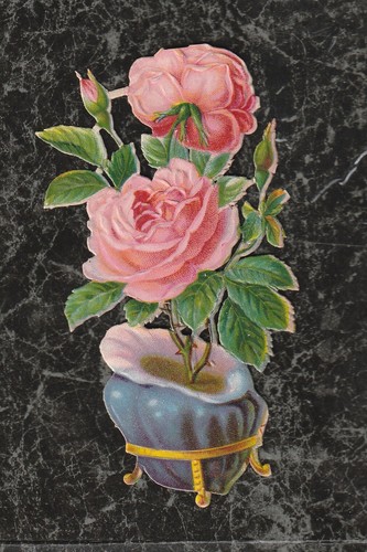 Rottami vittoriani di medie dimensioni fustellati in rilievo due rose rosa e boccioli 4,25x2,5"