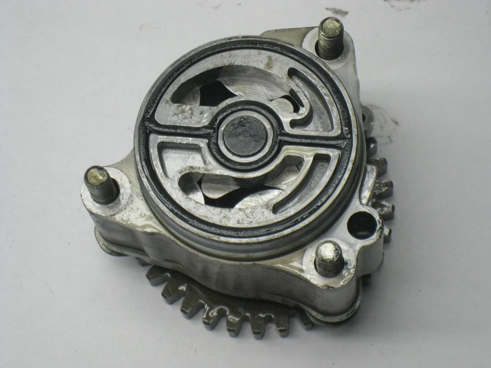 1983 SUZUKI GS750 ES GS 750 ENGINE OIL PUMP - Image 3 of 3