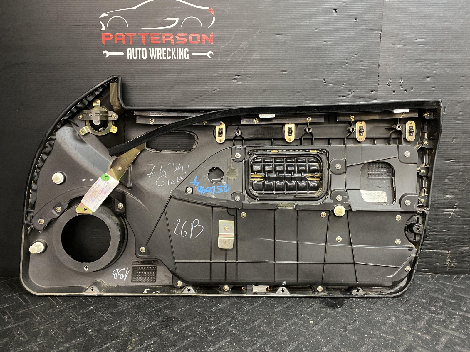 02-06 MASERATI SPYDER FRONT DRIVER LEFT INTERIOR DOOR TRIM PANEL BLACK 66367200