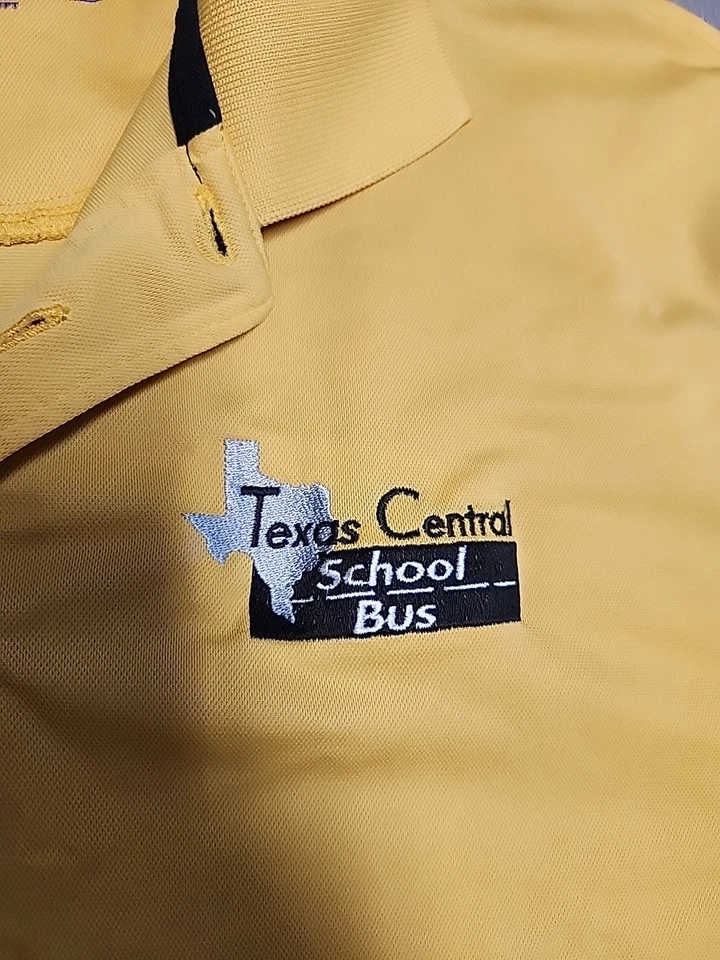 Camisa polo ligera amarilla con logotipo de autobús escolar Texas Central para hombre grande Foto 4 de 4
