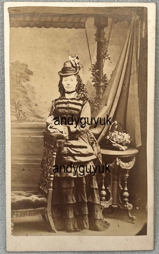 CDV LADY LANGES LOCKIGES HAAR SYRUS LONDON MODE KLEID MOTORHAUBE HUT ANTIK FOTO