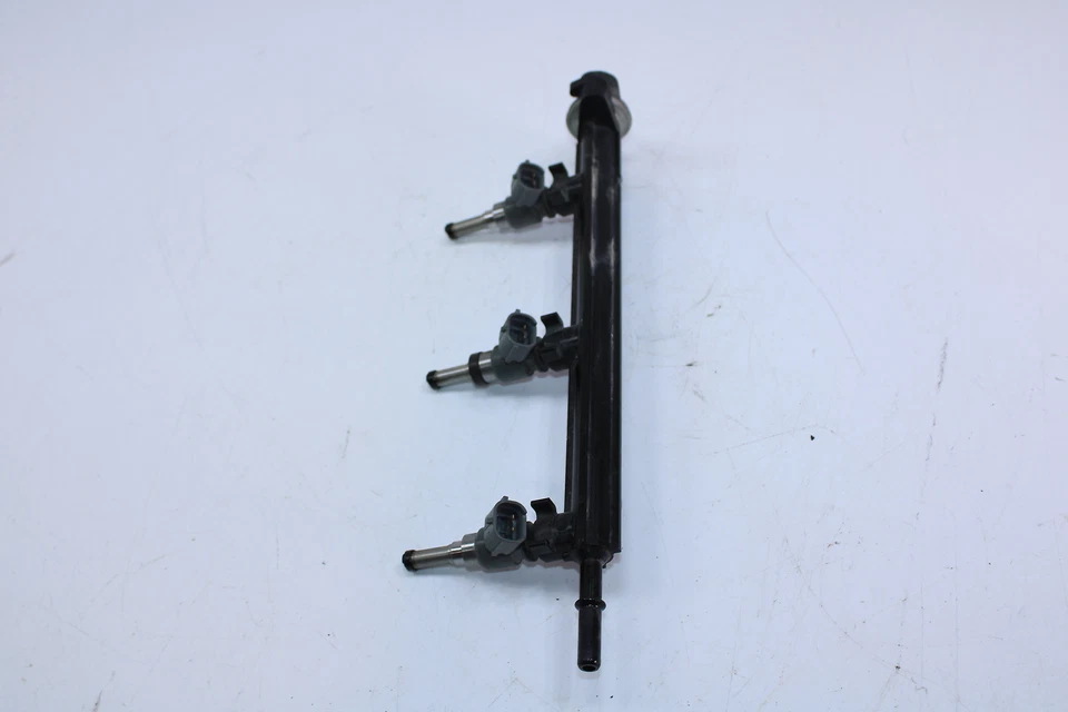 2009 Yamaha RS Venture GT RST90GT  FUEL INJECTOR RAIL 8GC-13761-00-00 - Image 3 of 4