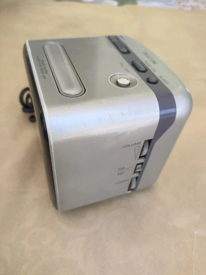 Radio despertador Sony de colección modelo DIGICUBE en funcionamiento