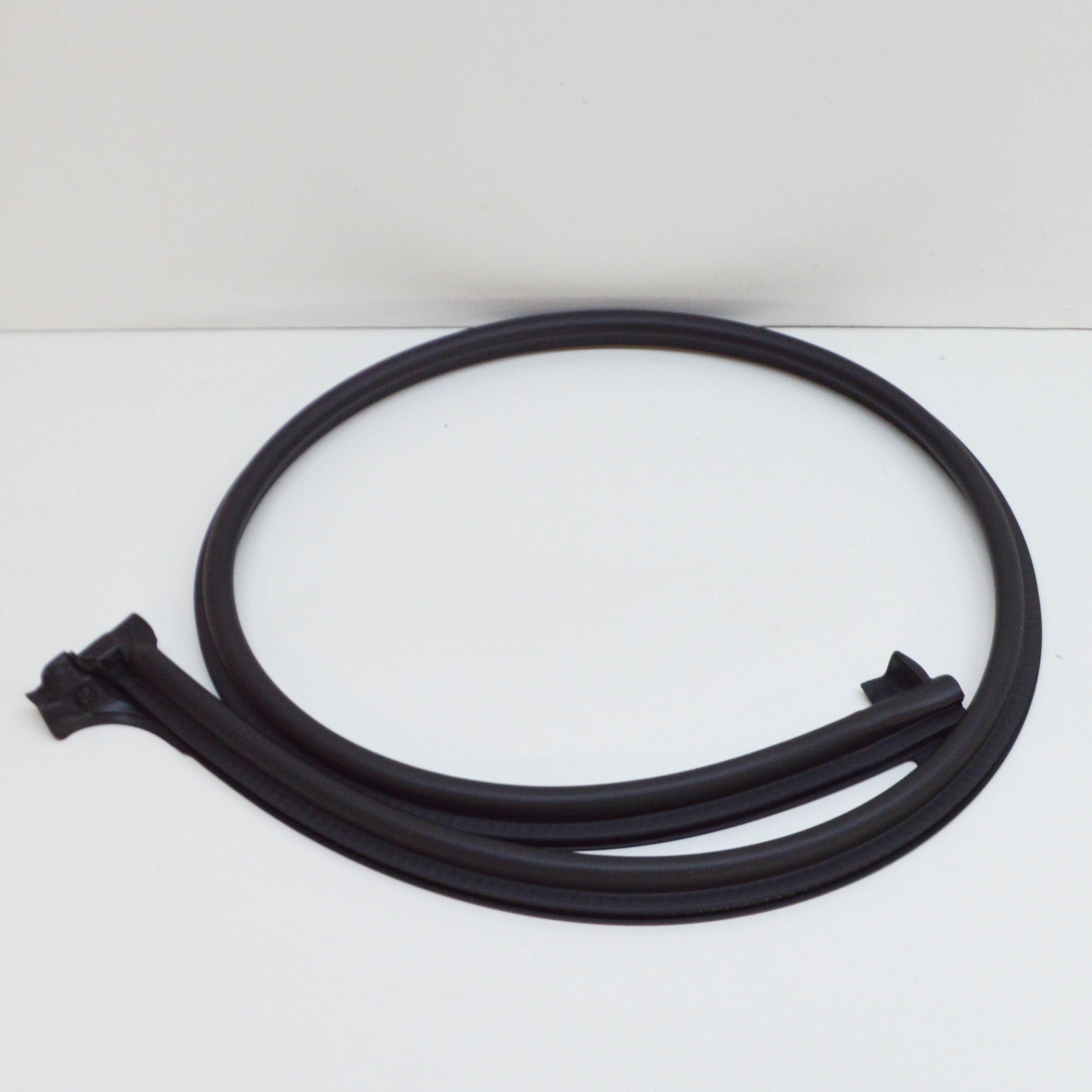 VOLKSWAGEN CRAFTER SY Rear Door Center Seal 7C0827709D for sale 
