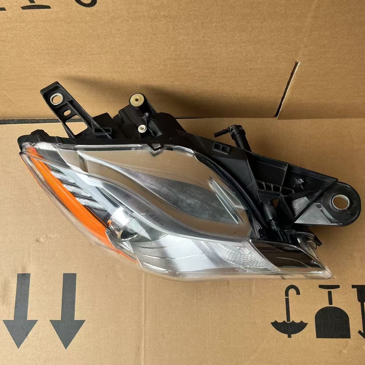 Maserati Quattroporte Right Xenon HID Headlight Lamp 2014-2017 670001625