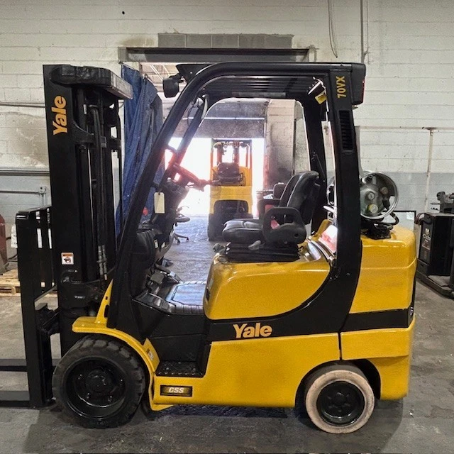 Carretilla elevadora Yale GLC070VX 2021 7000 lb usada triple mástil desplazamiento lateral 4848 horas Foto 2 de 4