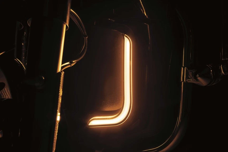 Carenado LED negro Kuryakyn Tracer detalles inferiores 2957 Foto 3 de 3