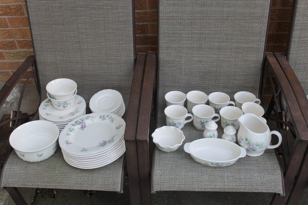 Pfaltzgraff Grapevine Collection - 40 Piece Set service for 8 +