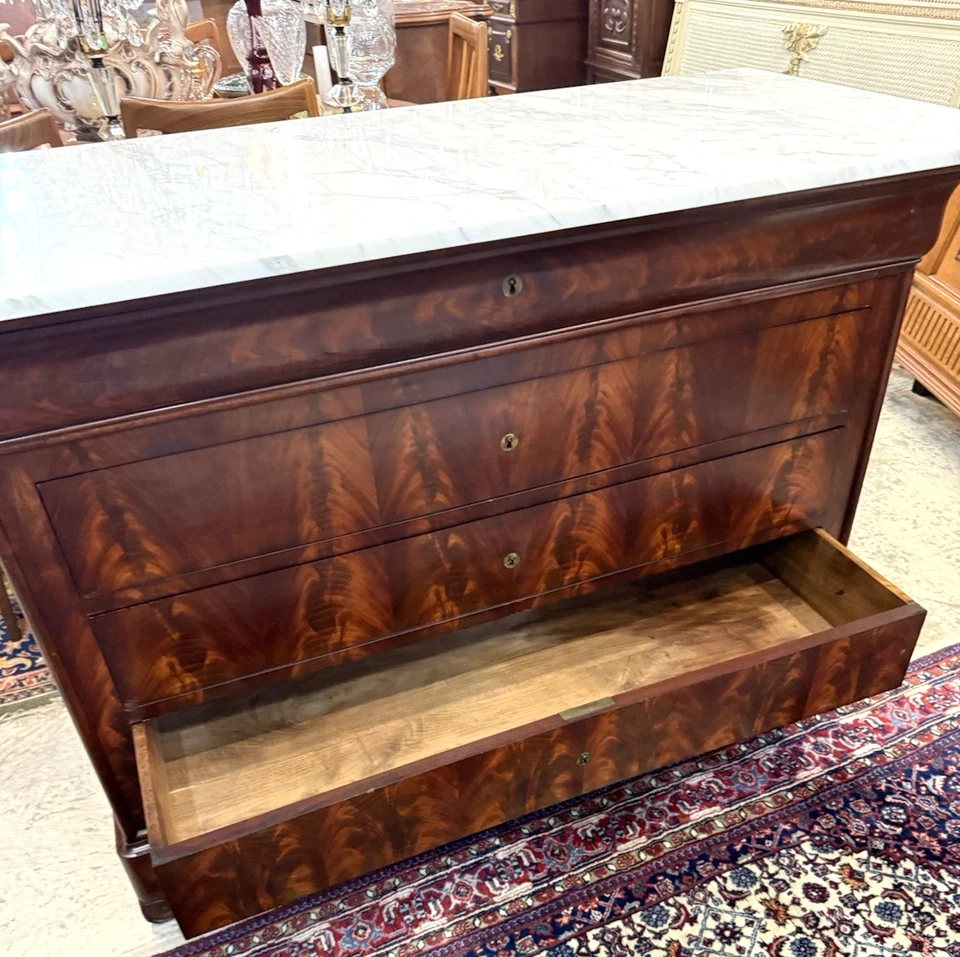 Cofre francés Louis Philippe | Armario aparador superior de mármol blanco caoba flameado Foto 4 de 4