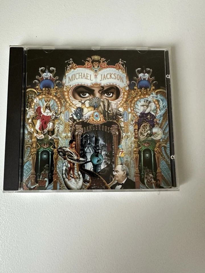 Lot of 2 Michael Jackson CDs Dangerous & Best of Michael Jackson Motown Classic Foto 2 de 4