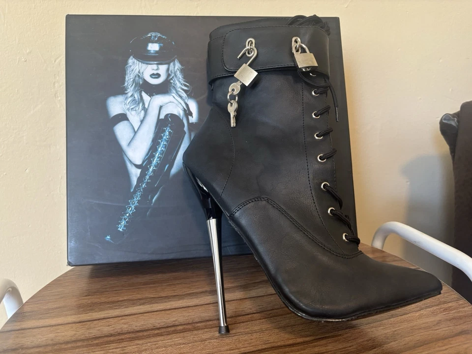 Botas de aguja Lust Locked Up, negras talla 9 Foto 2 de 4