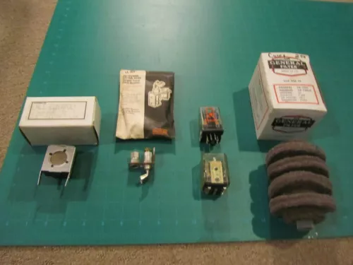 CHROMALOX HLC 161-048239-001, P & B KUP-14D15-12V DC, OMRON MK2P-S 250VAC N.O.S.