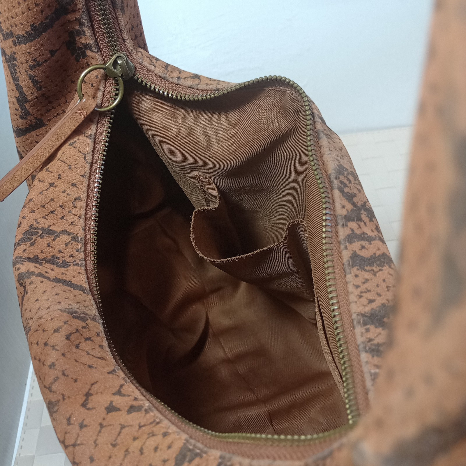 UNIVERSAL THREAD CANVAS SNAKESKIN ZIP CLOSURE HOB… - image 8