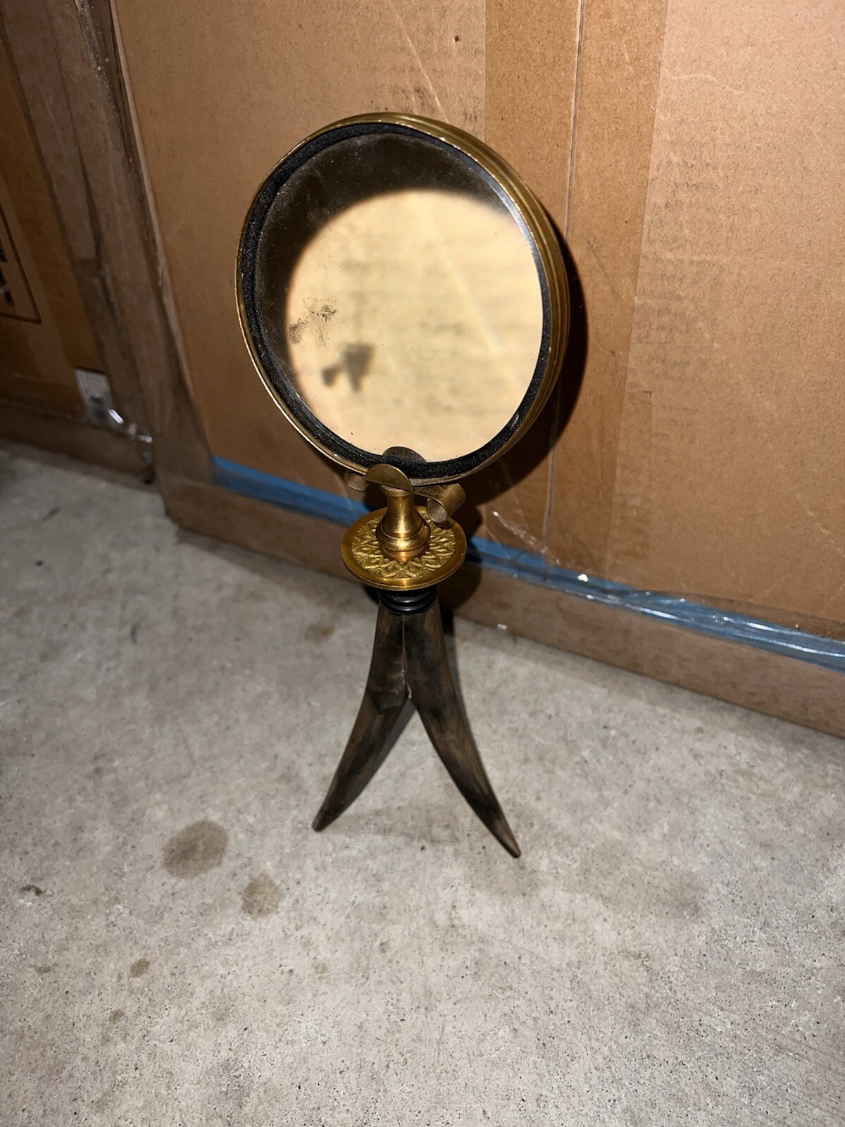 Distinctive Magnifying Glass Tabletop Brass Tripod Horn Legs Vintage Desk Item 