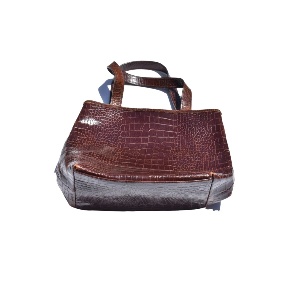 Bolso con asa superior de cocodrilo marrón oscuro INC para mujer Foto 2 de 4