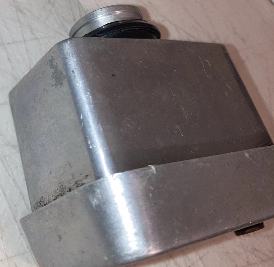 Cubierta de válvula Edelbrock 4204 Elite corta push-in respirador pulido fundido a presión AL. Foto 4 de 4