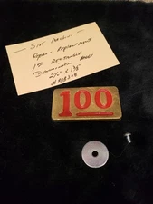 MILLS UNIVERSAL RECTANGLE $1.00 DENOMINATION BADGE SLOT MACHINE #RDB308