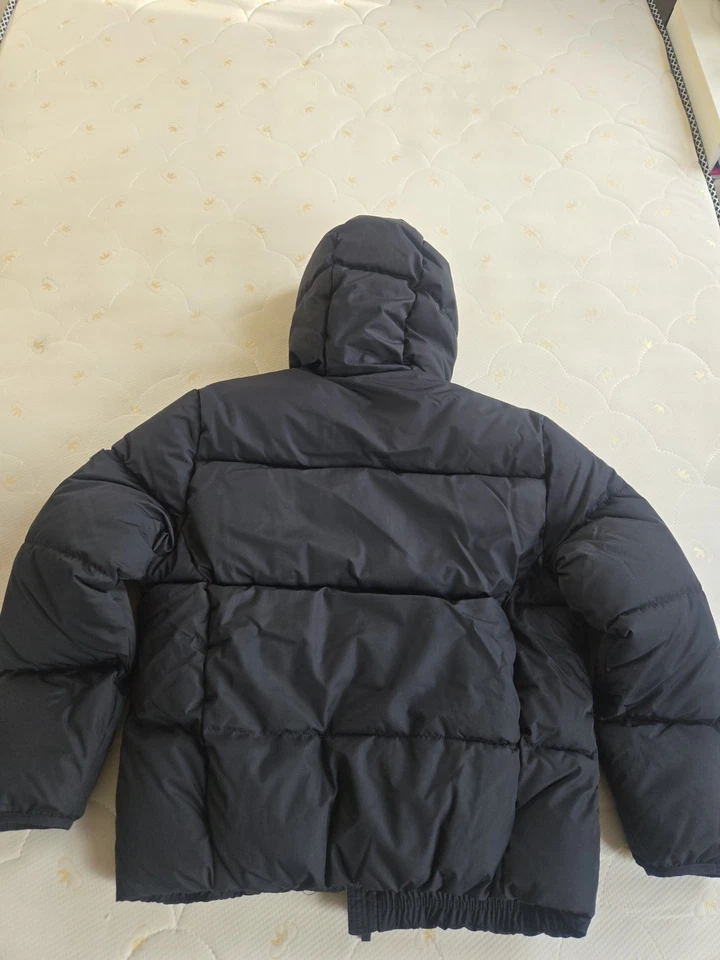 Chaqueta acolchada con capucha forrada de piel sintética Hollister para hombre talla S Foto 3 de 4